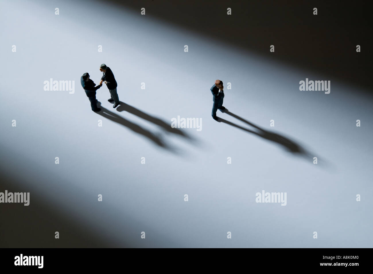 Modelle von Geschäftsleuten in Gruppe von oben gesehen Stockfoto