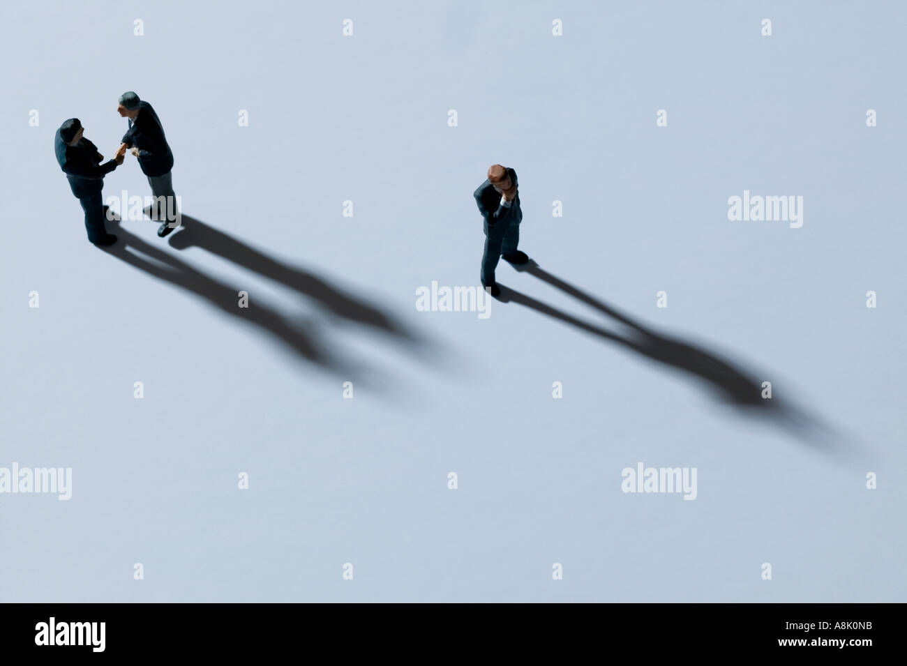 Modelle von Geschäftsleuten in Gruppe von oben gesehen Stockfoto