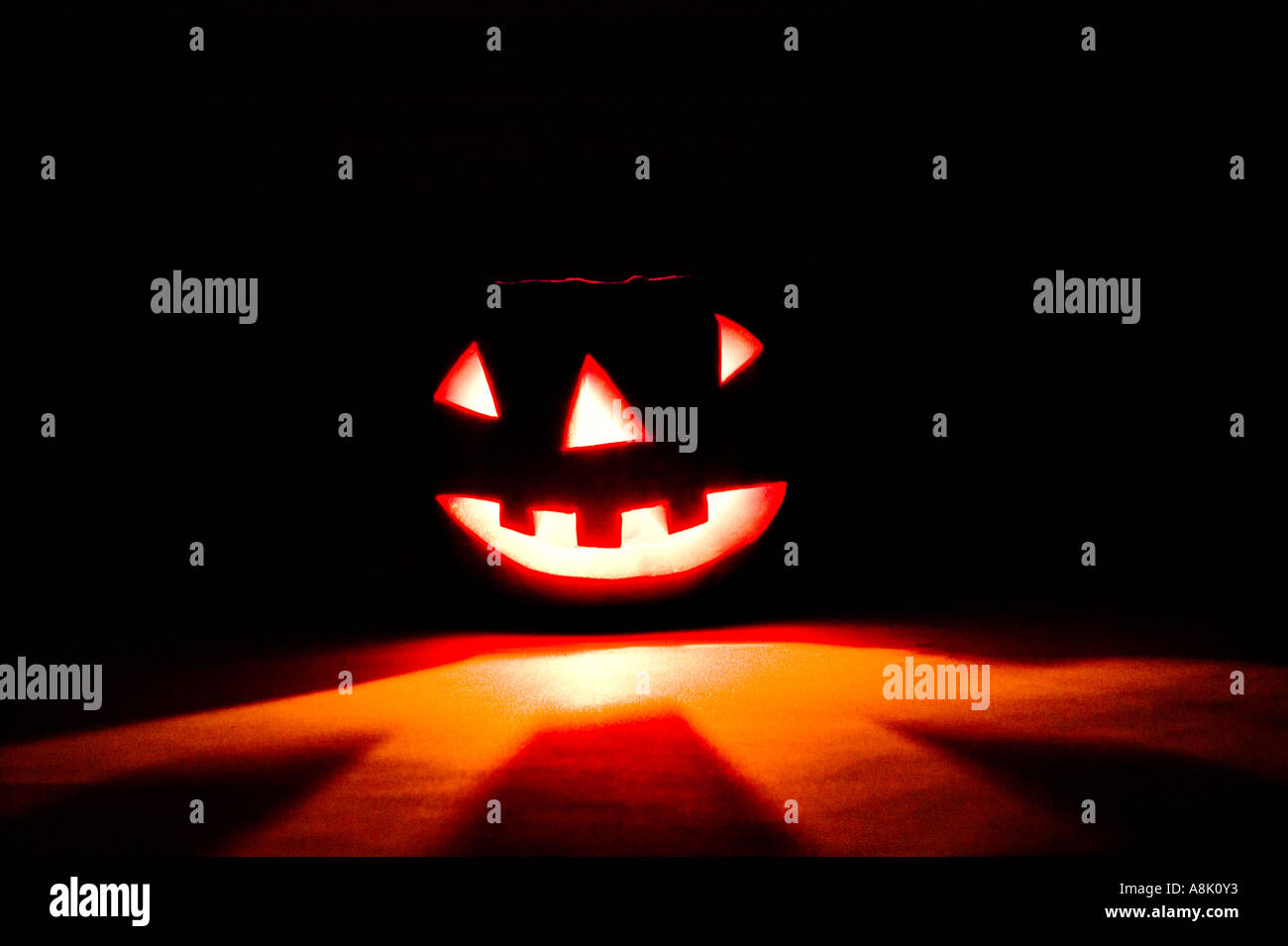 Kerze Licht in geschnitzten Halloweenkürbis leuchtend Stockfoto