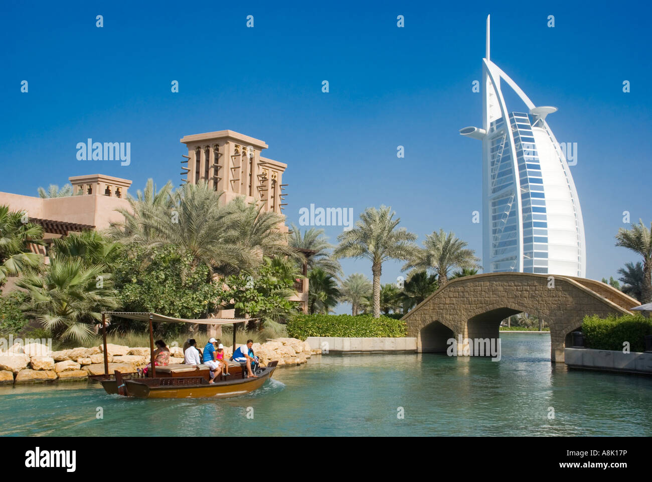 Mittlerer Osten VAE Vereinigte Arabische Emirate Dubai Burj al Arab Mina a Salam tagsüber Stockfoto