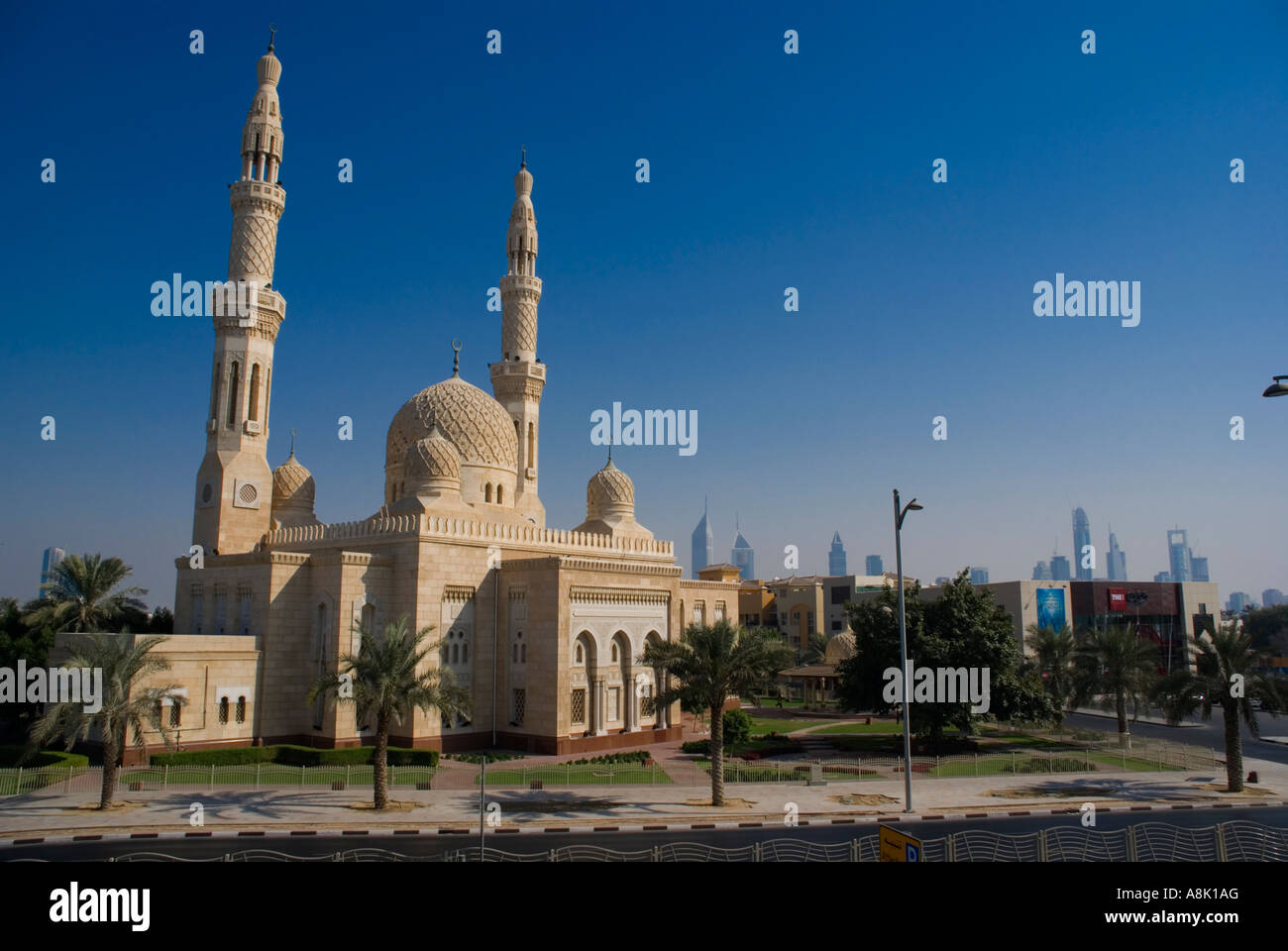 Mittlerer Osten VAE Vereinigte Arabische Emirate Dubai Jumeirah Moschee Wolkenkratzer Stockfoto