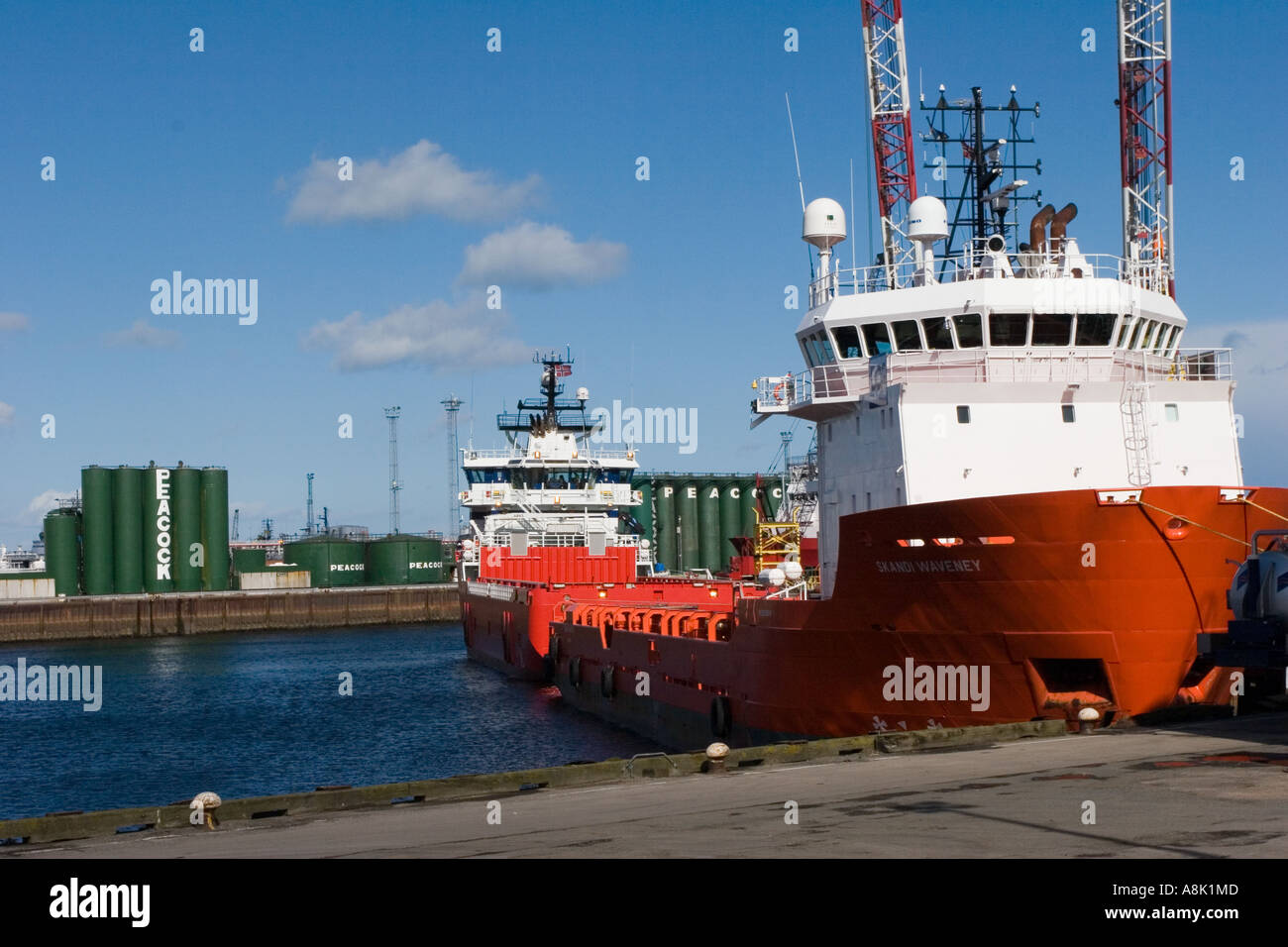 Oil Rig Service Schiff im Hafen der Stadt Aberdeen, Aberdeenshire, Schottland, Vereinigtes Königreich Stockfoto