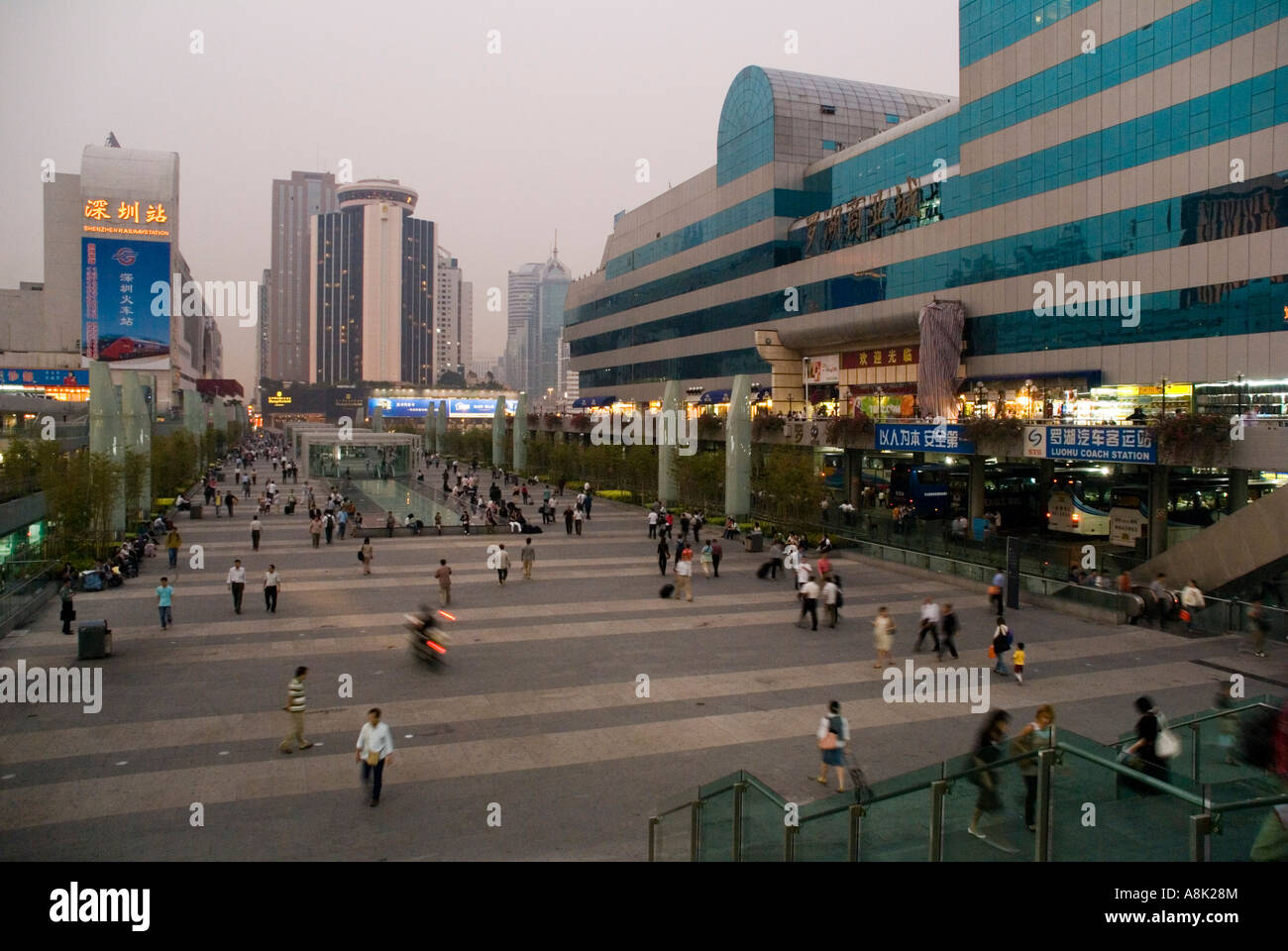 Asien China Guangdong Shenzhen Sonderwirtschaftszone SEZ Bahnhof Stockfoto
