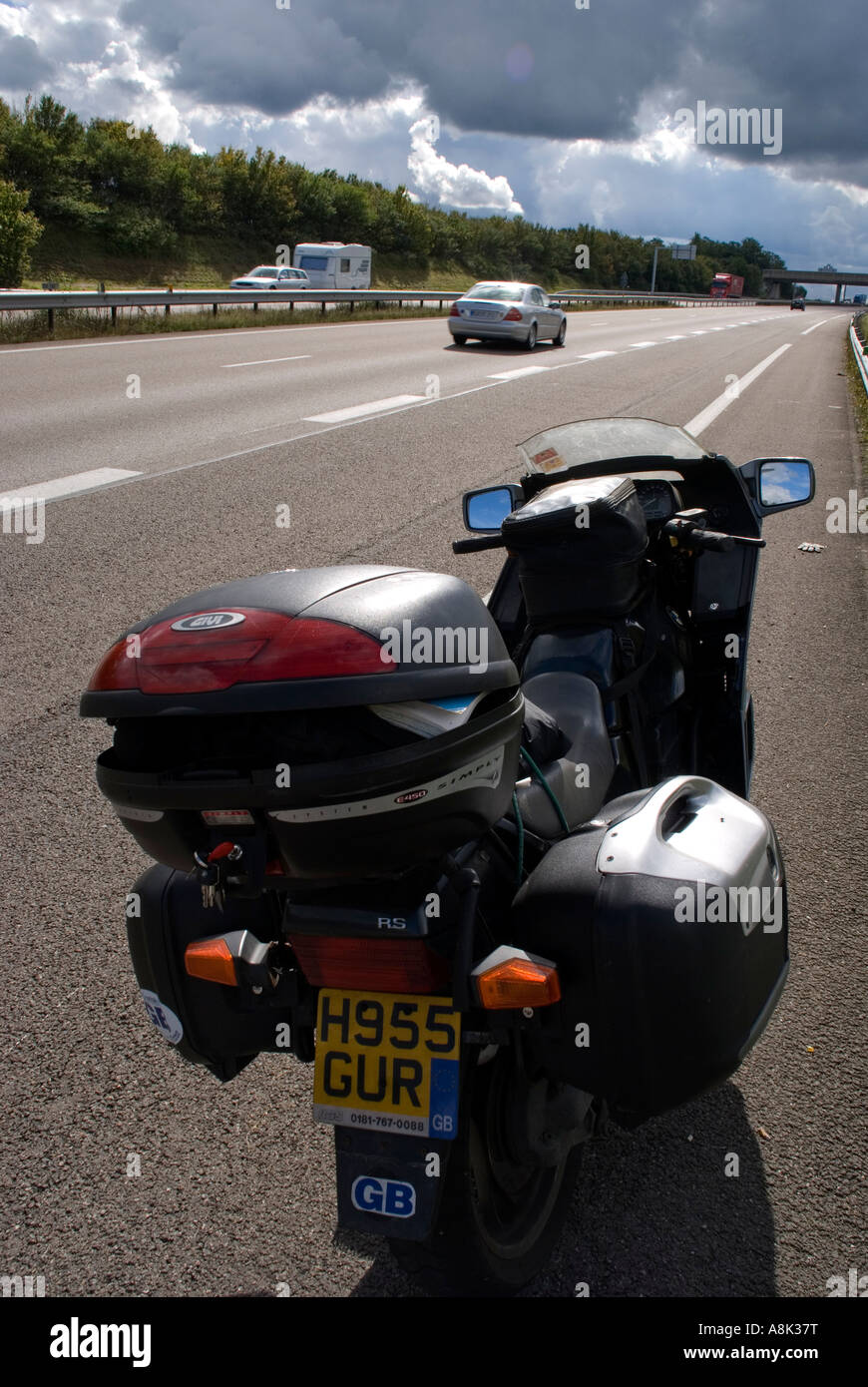 Europa Frankreich Rhone Motorrad geparkt auf autoroute Stockfoto