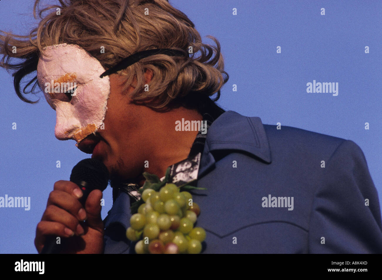 Mitglied des Teatro Campesino trägt Trauben während einer Theateraufführung außerhalb Sacramento. 1994. Stockfoto