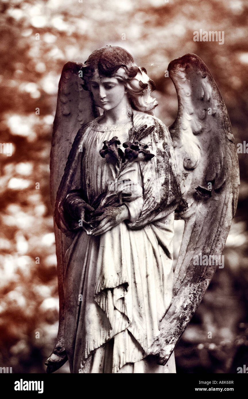 Ruhige sanfte Pose des Stein Engel im Friedhof getönten schwarz-weiß Stockfoto