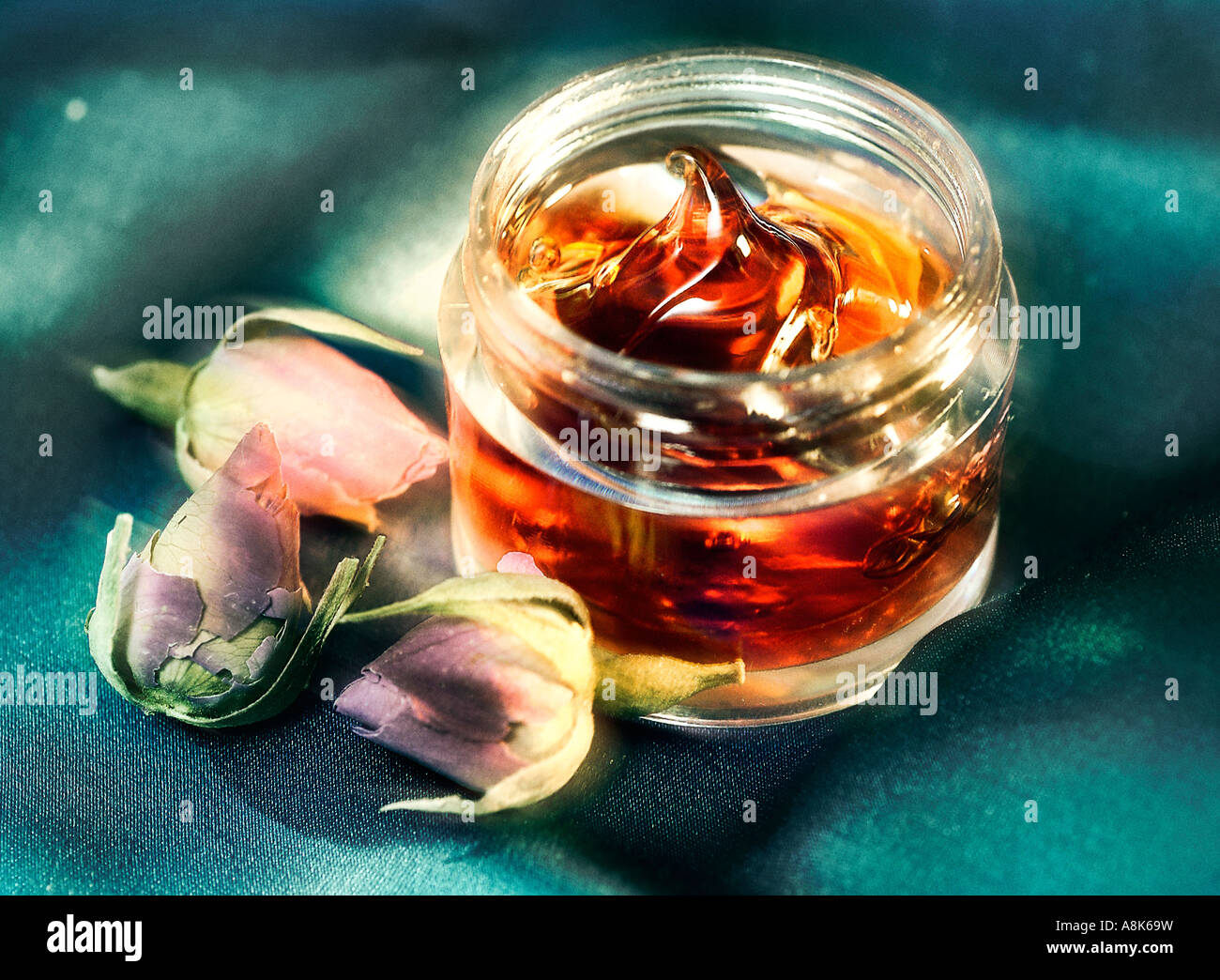 Nahaufnahme eines kleinen Wanne mit rote-Augen-Gel durch kleine Rosenknospen verziert Stockfoto