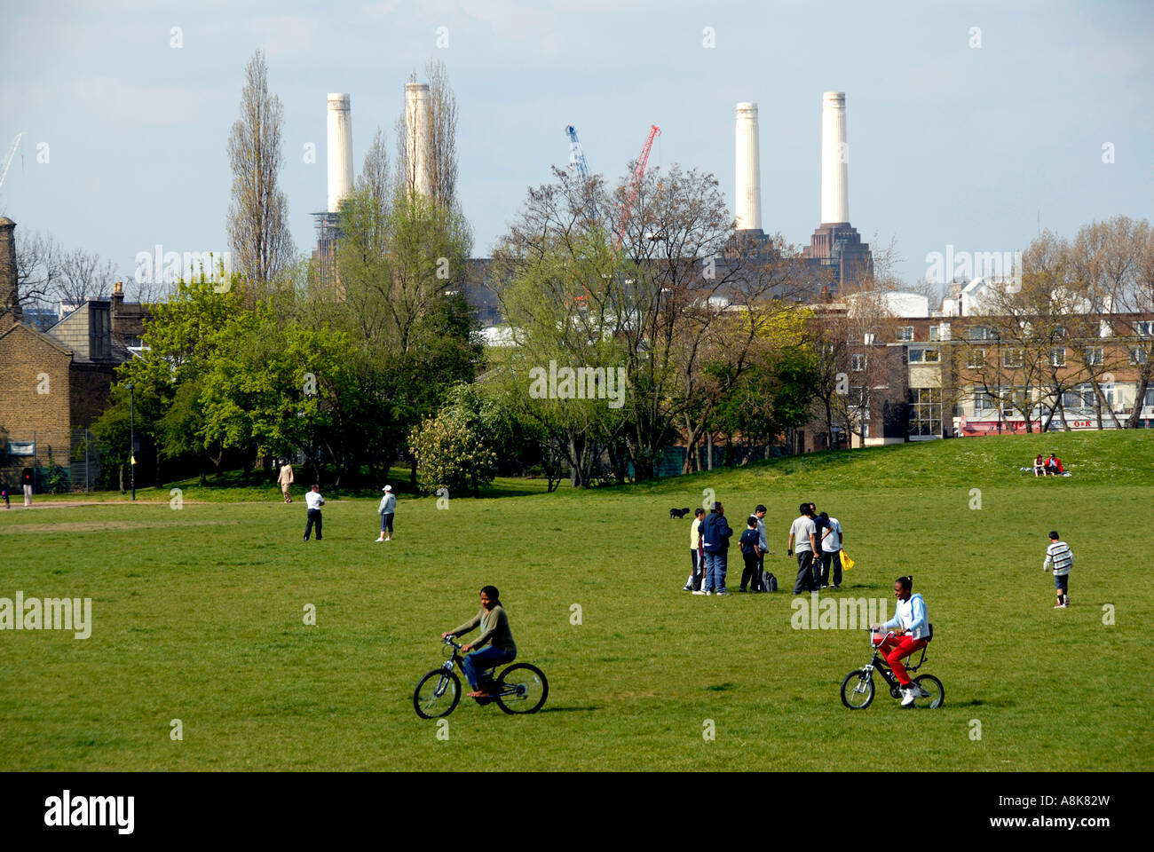 Larkhall Park in Süd-London mit Battersea Power Station im Hintergrund. Stockfoto