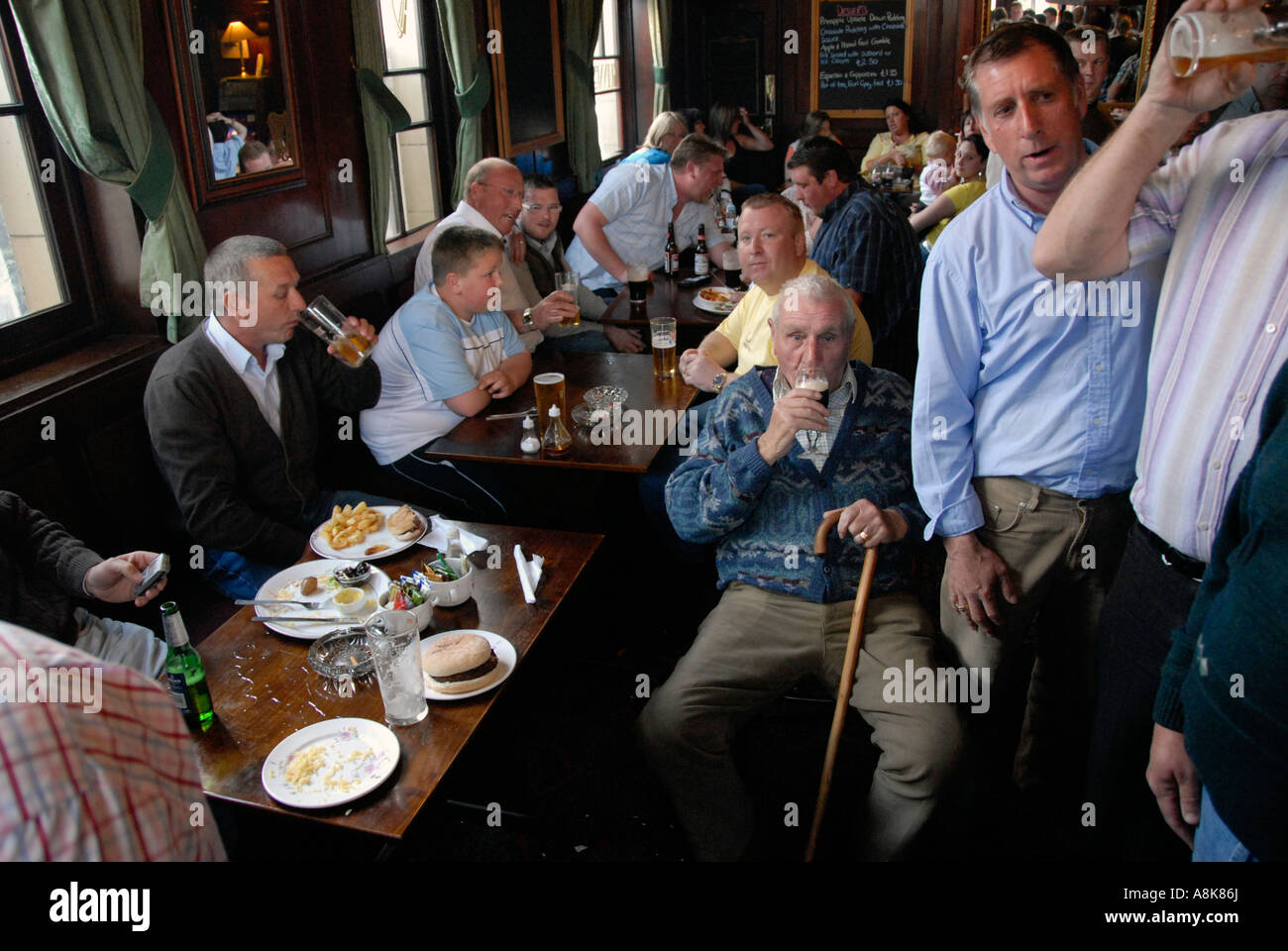 Männer trinken in Süd-London Pub in battersea Stockfoto