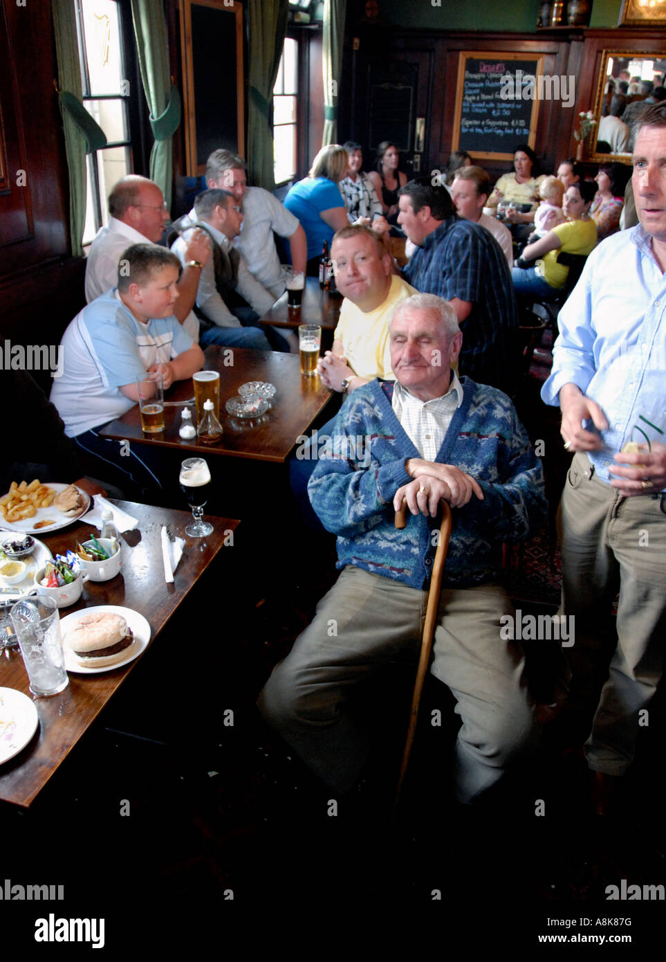 Männer trinken in Süd-London Pub in battersea Stockfoto