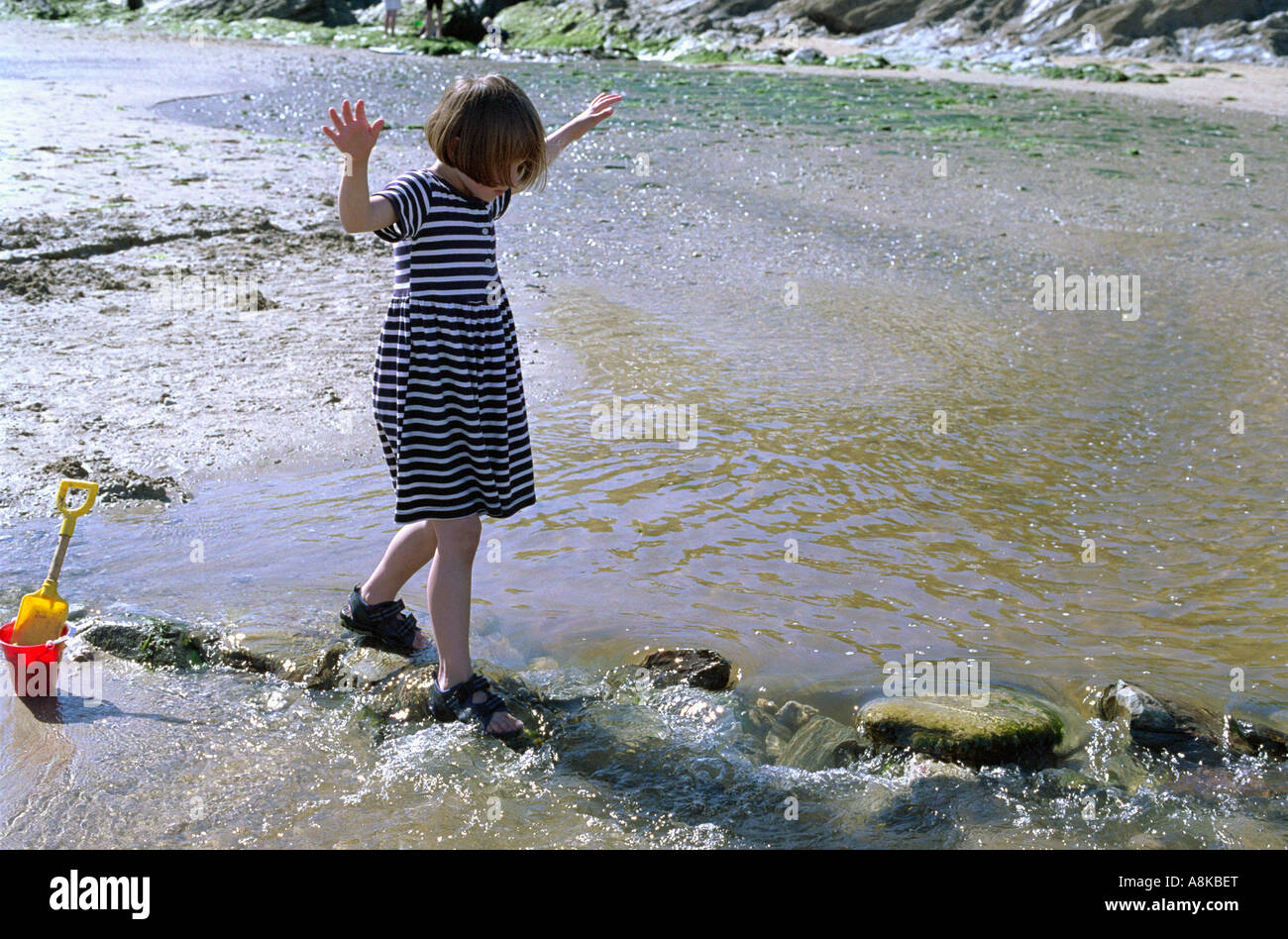 Ein junges Mädchen, balancieren auf Felsen Stockfoto