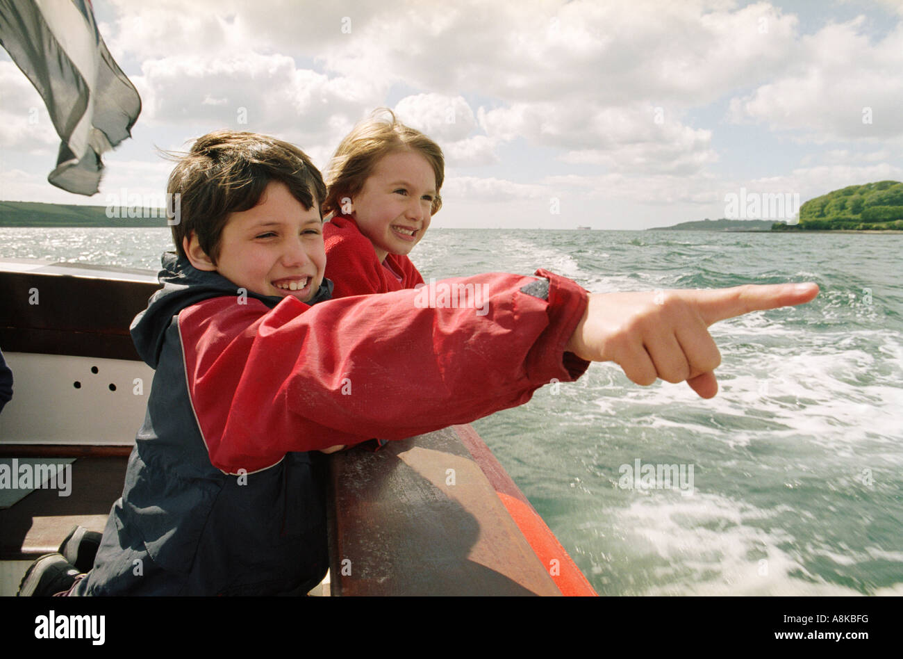 Kinder auf einem Boot in der Ansicht Stockfoto