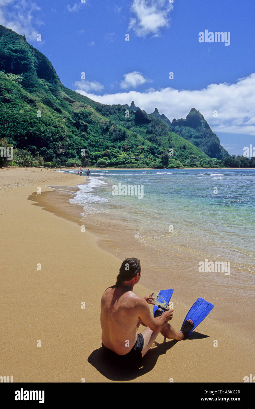 Touristen sitzen am North Shore Beach auf Kauai mit Schnorchelausrüstung Stockfoto