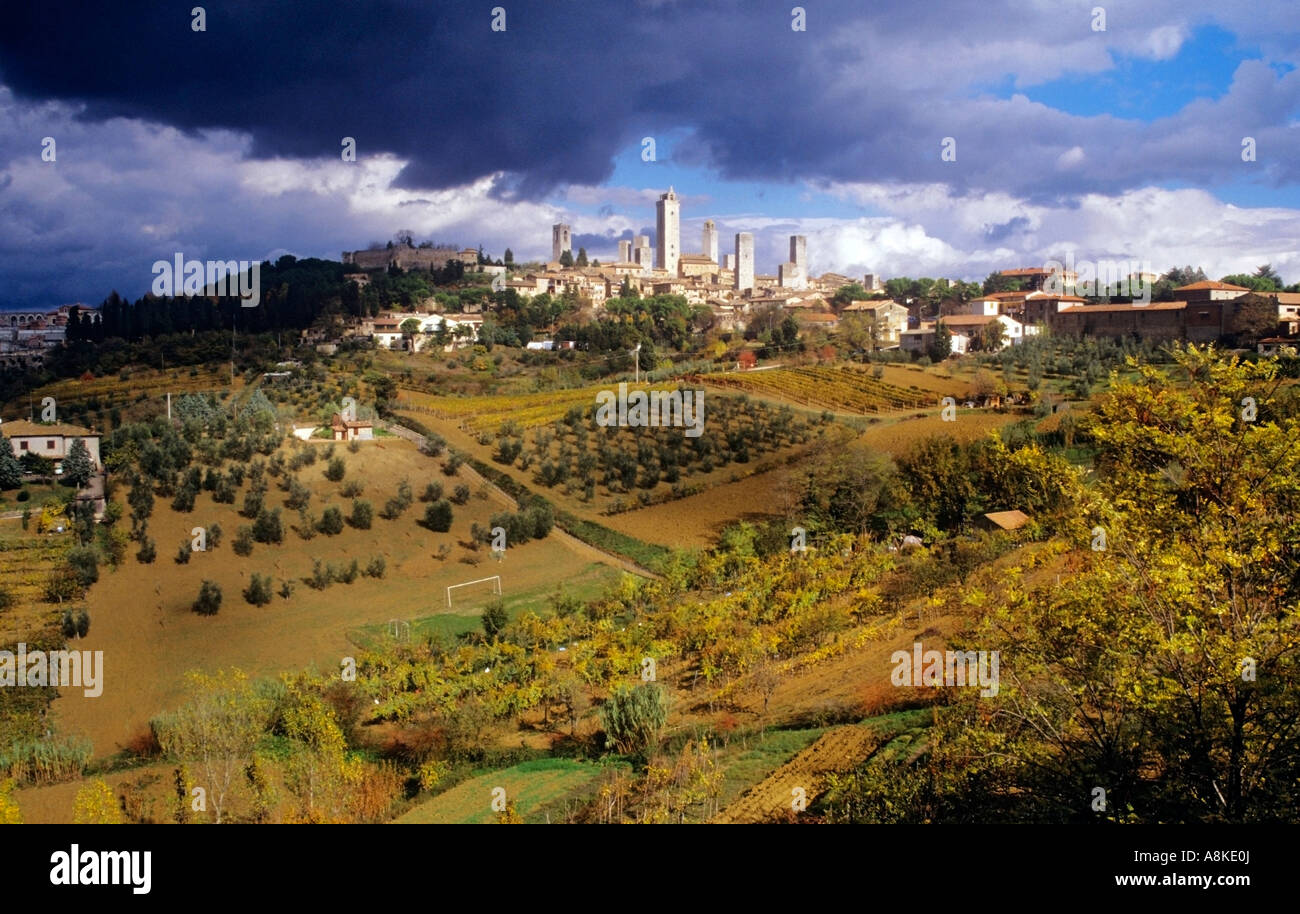 San Gimignano Türme mit Olivenhainen, Weinbergen und dramatischer brütende Himmel der Toskana Italien Stockfoto