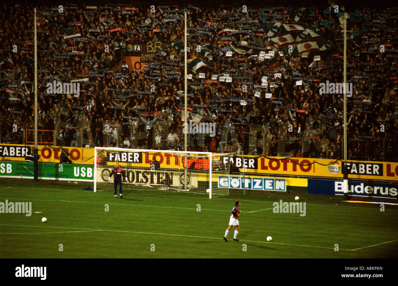 Terrasse am Rewirpower-Stadion, Heimat des VfL Bochum Football Club, North Rhine-Westphalia, Deutschland stehen. Stockfoto