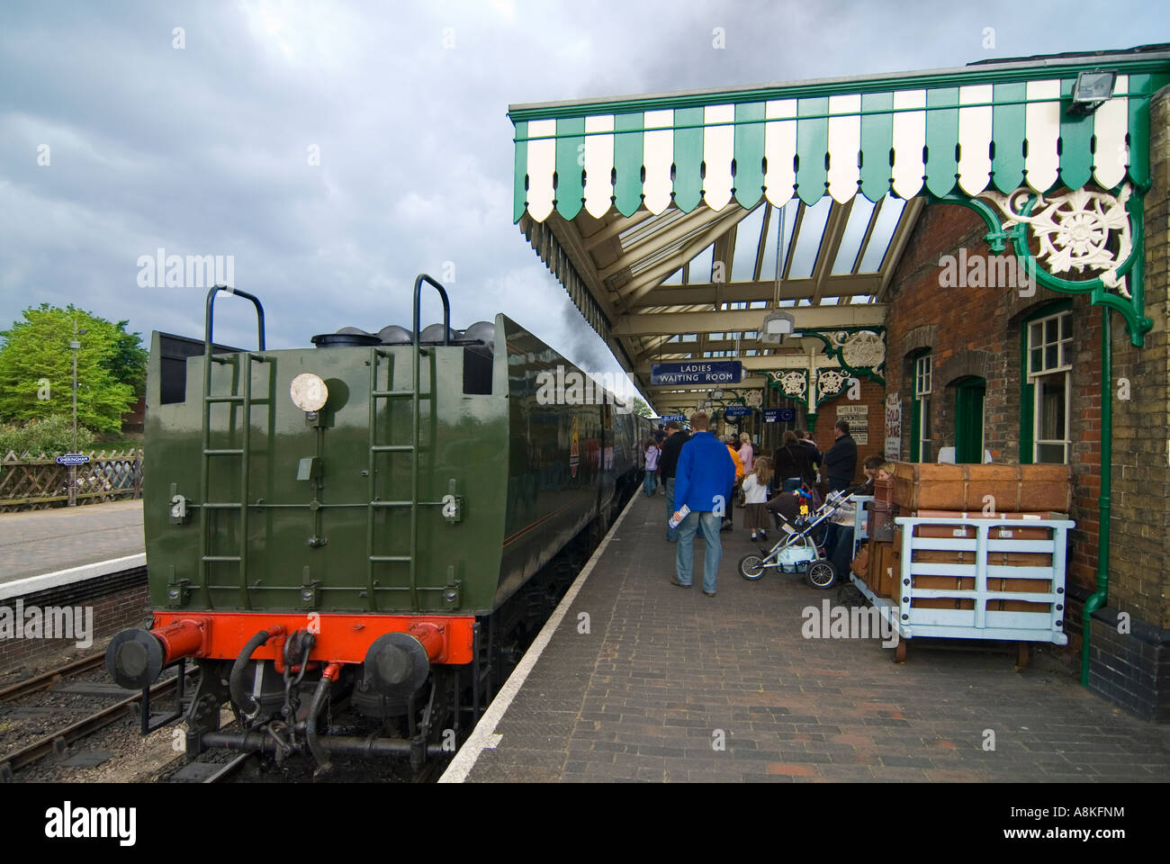 Horizontalen Weitwinkel von einer Dampfmaschine und Kutschen an Sheringham Station auf der historischen Mohn-Linie gestoppt. Stockfoto