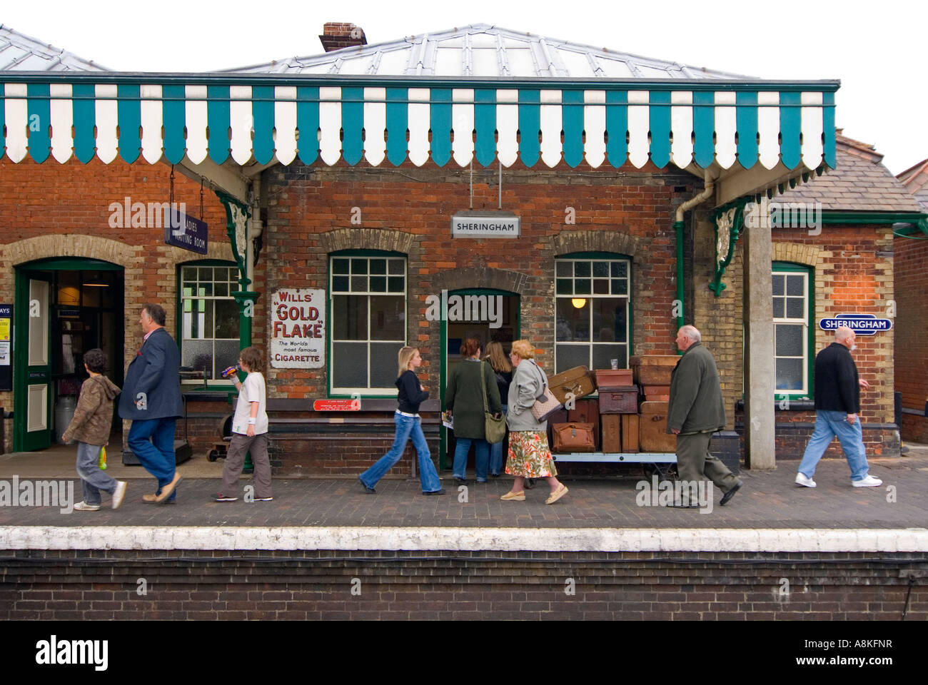 Horizontale Ansicht der alten Mode Stil Bahnsteig in Sheringham Station auf der historischen Mohn-Linie. Stockfoto