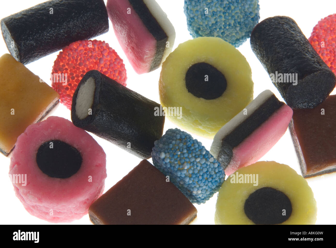 Horizontale hautnah aus einer Zusammenstellung von Lakritze Allsorts auf weißem Hintergrund. Stockfoto