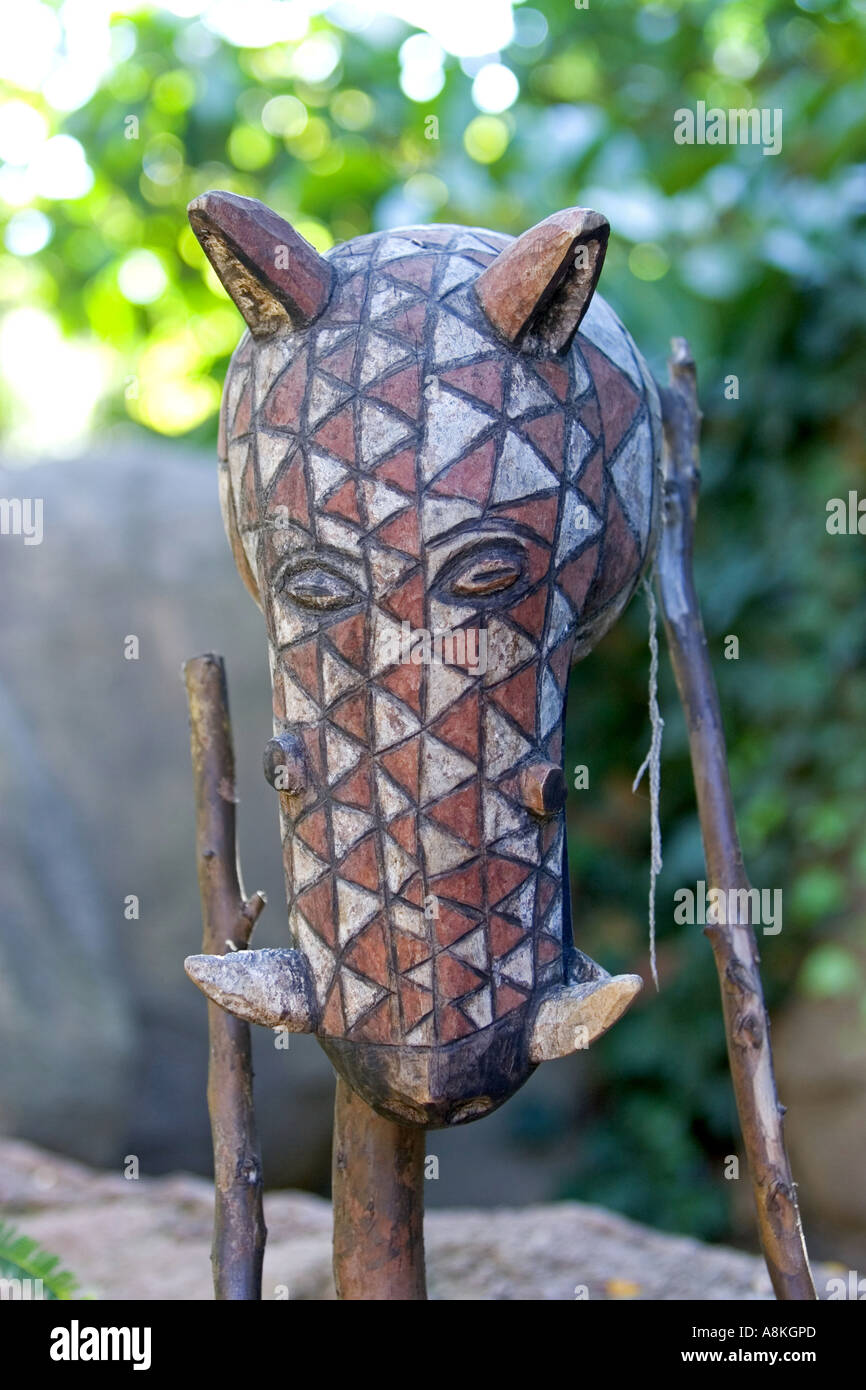 Aus Holz schnitzen des Kopfes von Wildschweinen auf eine Stelle in einem spanischen Zoo oder Wildlife center Stockfoto