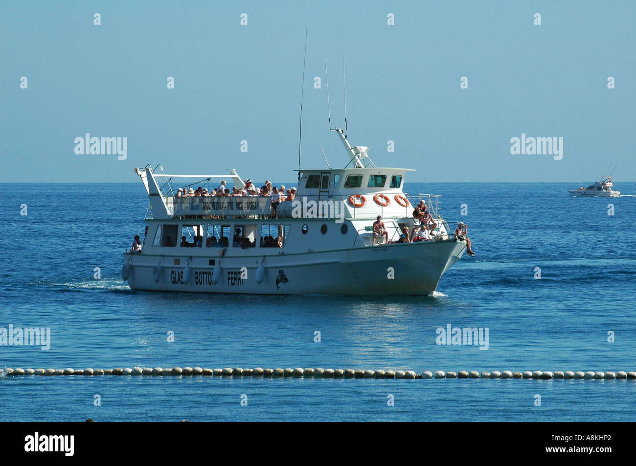 Touristen segeln mit der Fähre von Arguineguin nach Puerto Rico und Puerto  de Mogan auf Gran Canaria, einer der Kanarischen Inseln Spaniens  Stockfotografie - Alamy