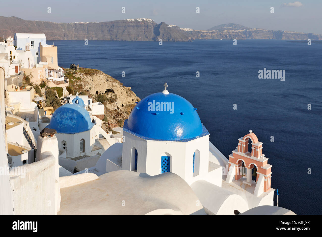 Kirche mit frisch gemalte Kuppel, Oia, Santorini, Griechenland Stockfoto