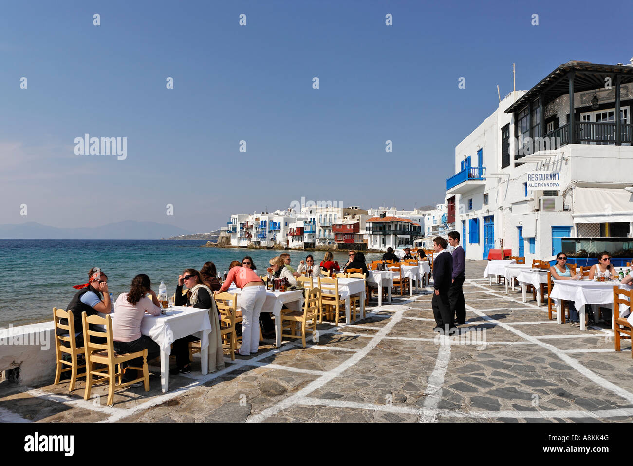 Das Restaurant Alefkandra mit einem tollen Blick auf Klein Venedig und das Meer, Myconos, Griechenland Stockfoto