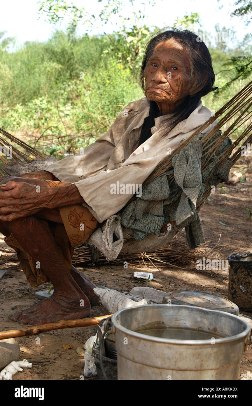 Alte einheimische Frau in ein kalkhaltiges, Gran Chaco, Paraguay Stockfoto