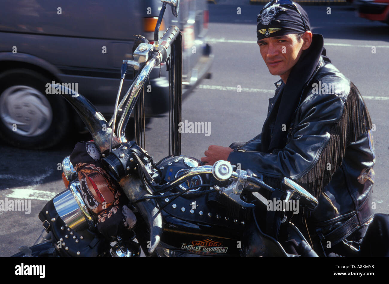 Eine ökologische Porträt von einem Biker Mann in Costa Rica auf einer Harley Davidson Motorrad sitzen. Stockfoto
