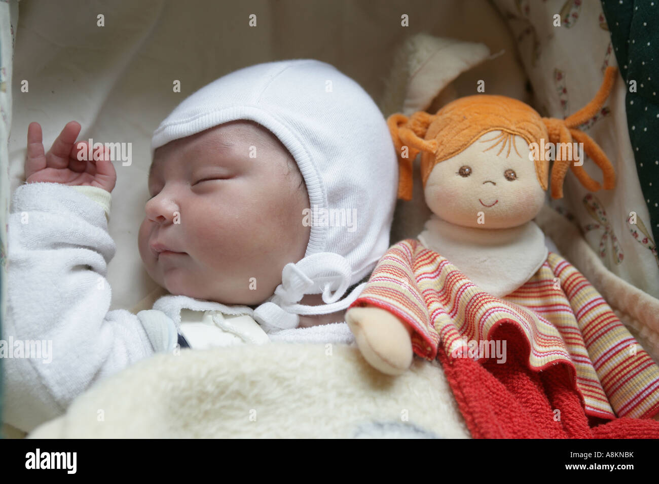 Baby mit einer Puppe Stockfoto