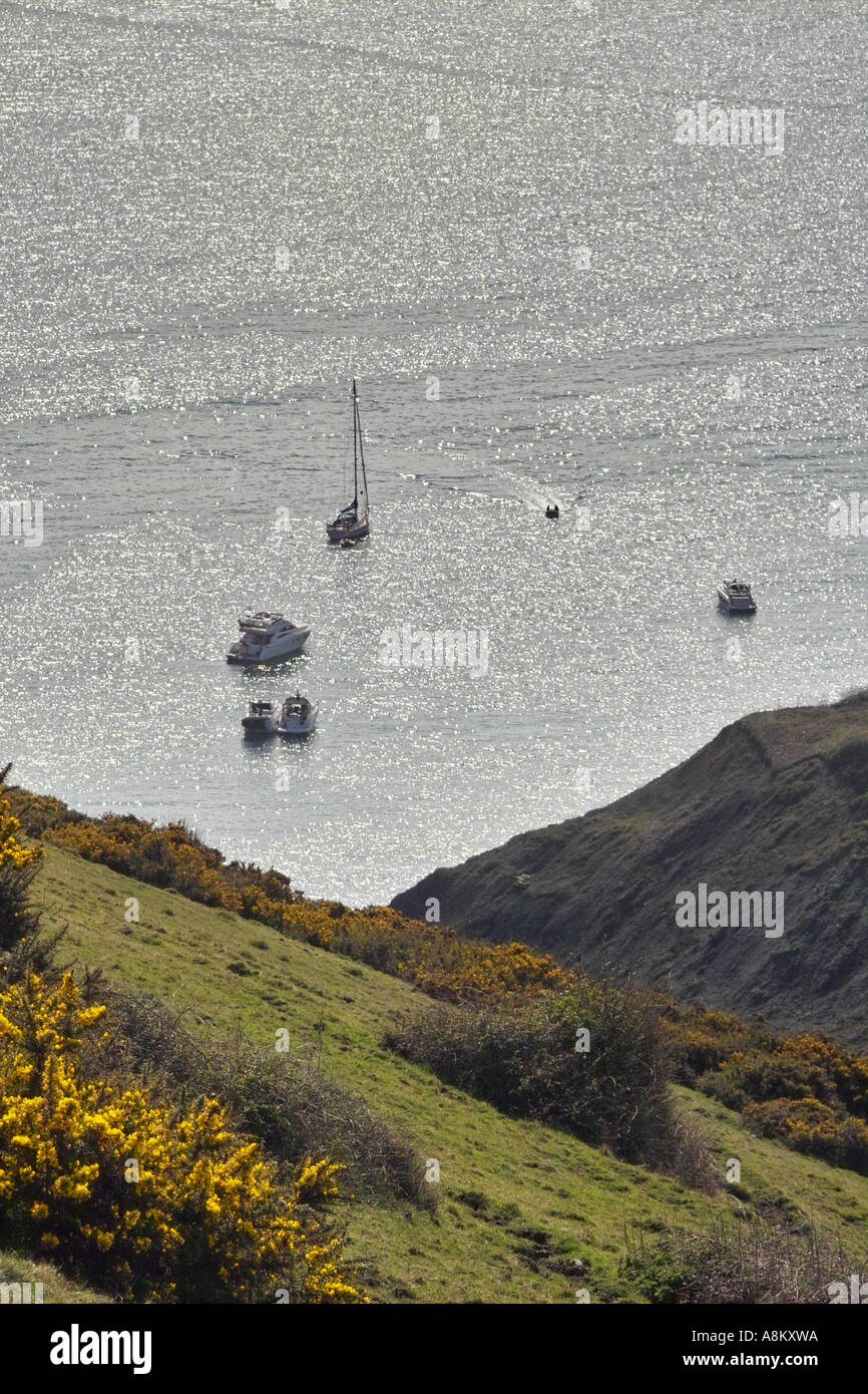 Boote verankert Chapmans Pool in der Nähe von St Aldhelms Head an der Küste von Dorset England UK Stockfoto