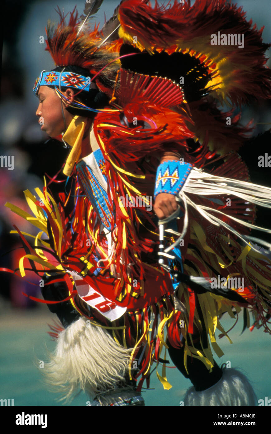 USA-IDAHO NATIVE AMERICAN Indian Boy in Traditionanl Kleid tanzen überhaupt Indian Pow Wow Stockfoto