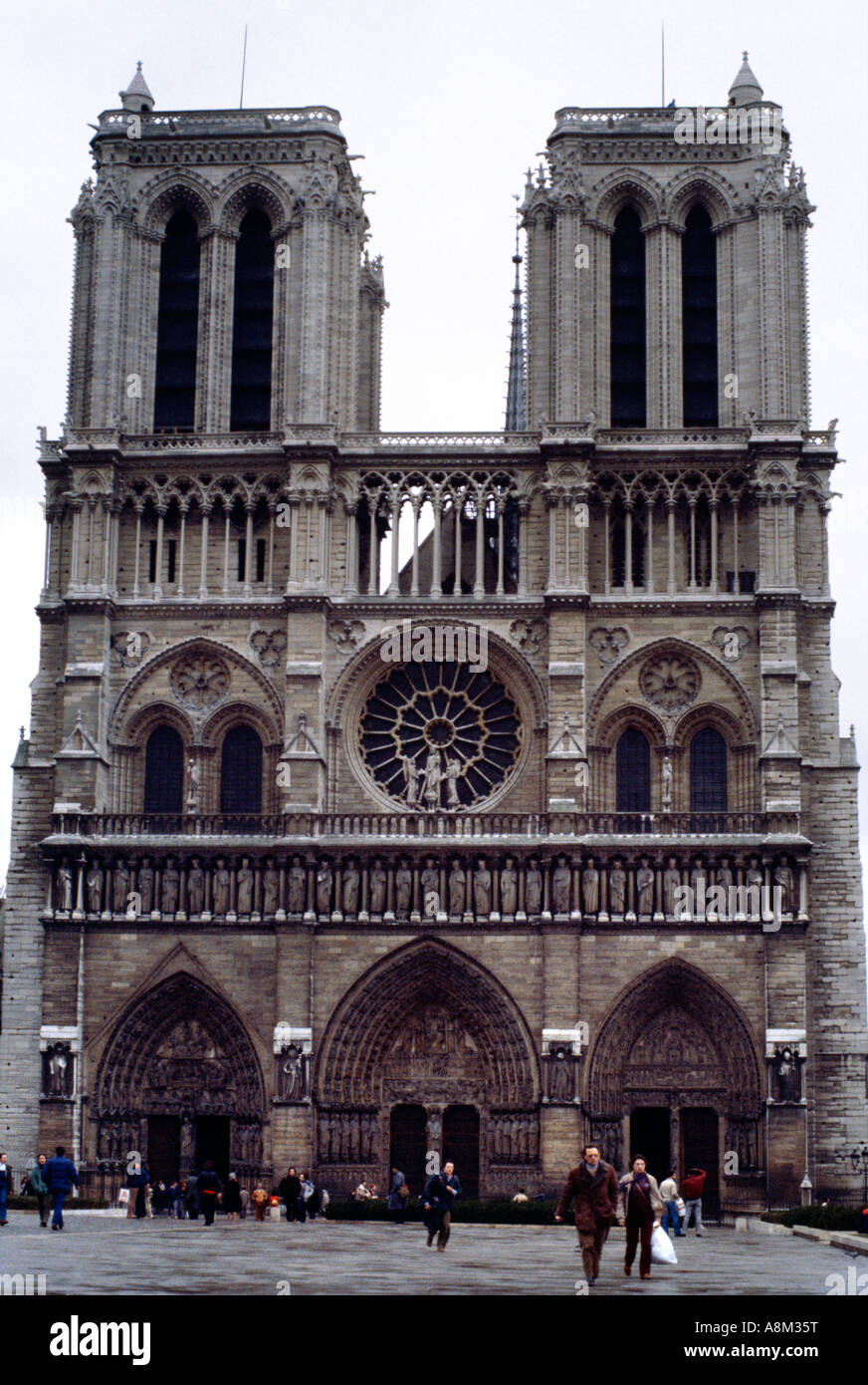 Paris Frankreich Kathedrale Notre-Dame Westfassade mit dem Portal der Jungfrau, Portal des Letzten Gerichts und Portal von St. Anne Stockfoto