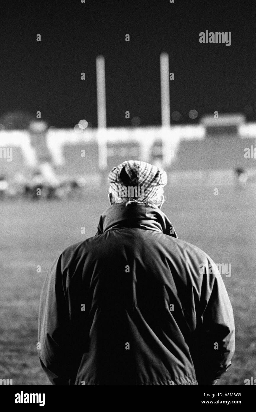 Mann beobachtet rugby Stockfoto