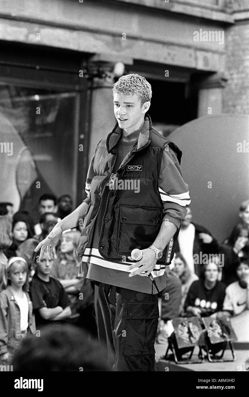 Justin Timberlake seine Band Solo Nsync durchführen bei einer TV-Show in Covent Garden in London 1997 Stockfoto