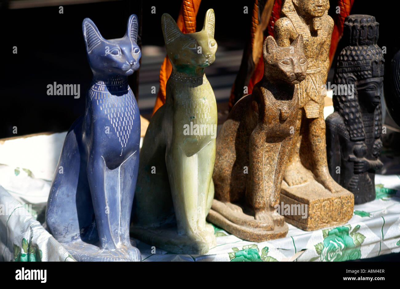 Luxor Ägypten Statuen der Bastet auf Verkauf im Basar Stockfoto