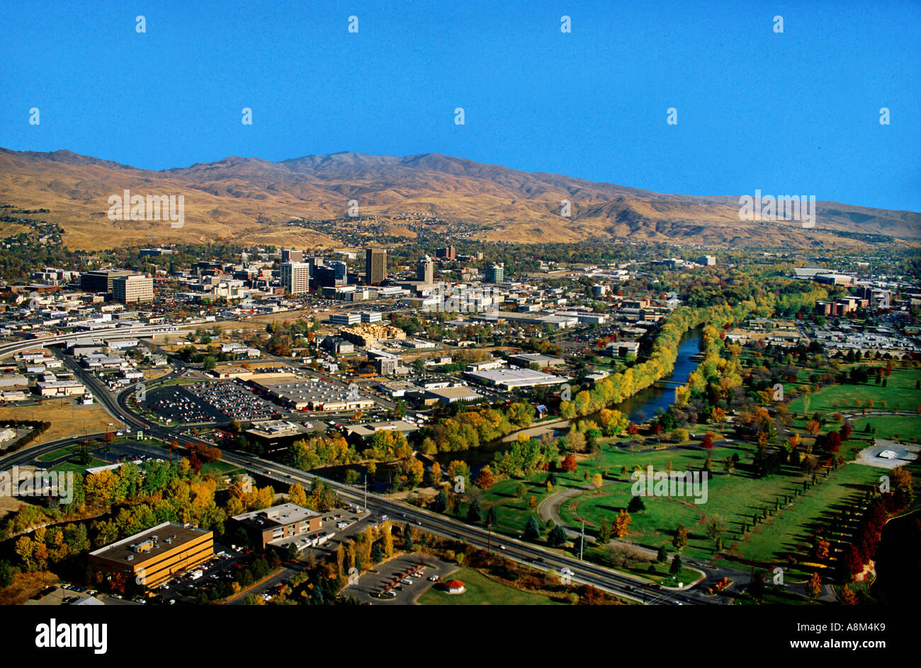 USA IDAHO BOISE Luftaufnahme der Innenstadt von Skyline und Boise River Greenbelt im Herbst Stockfoto