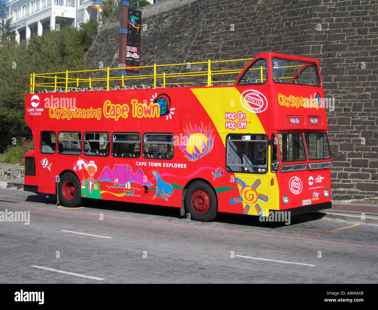 Offene Spitze rote und gelbe Touristenbus außerhalb V und Waterfront-Kapstadt-Südafrika Stockfoto