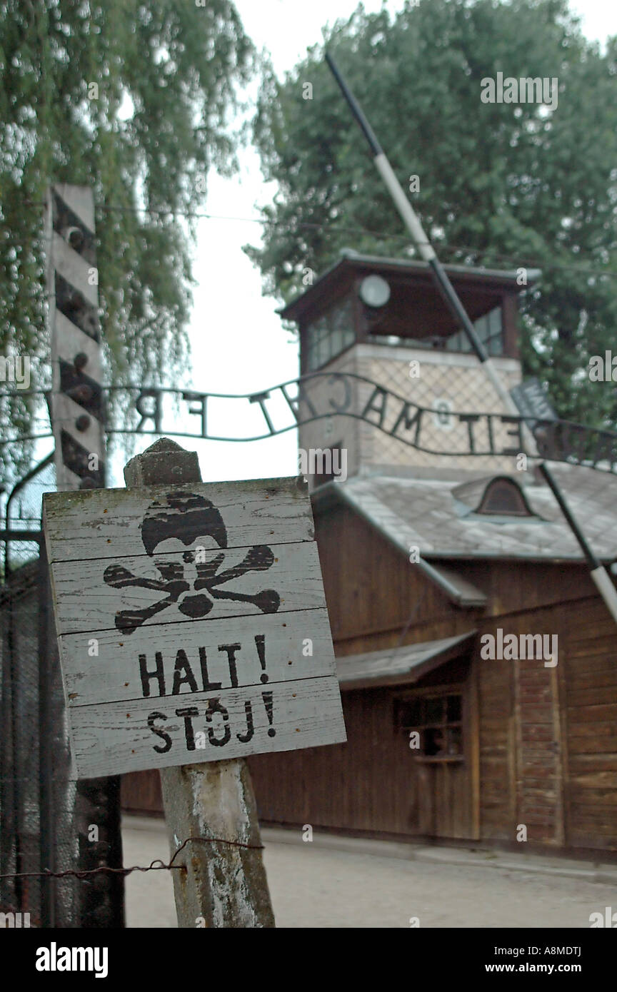 Vertikale Nahaufnahme des Zeichens "Halt" auf dem ursprünglichen Haupteingang des KZ Auschwitz in Polen. Stockfoto