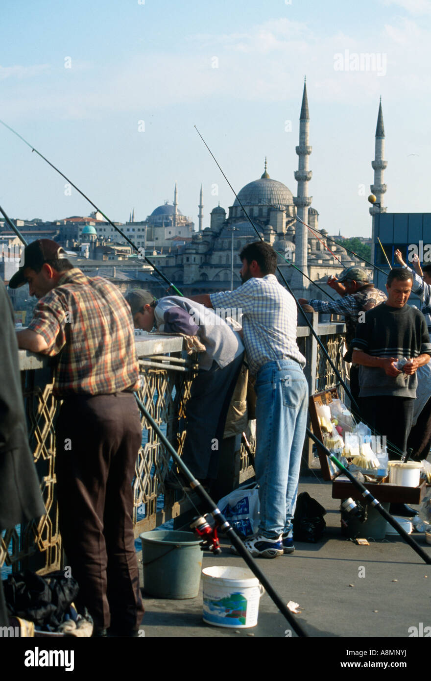 Istanbul Türkei Menschen Angeln von der Galata-Brücke Stockfoto