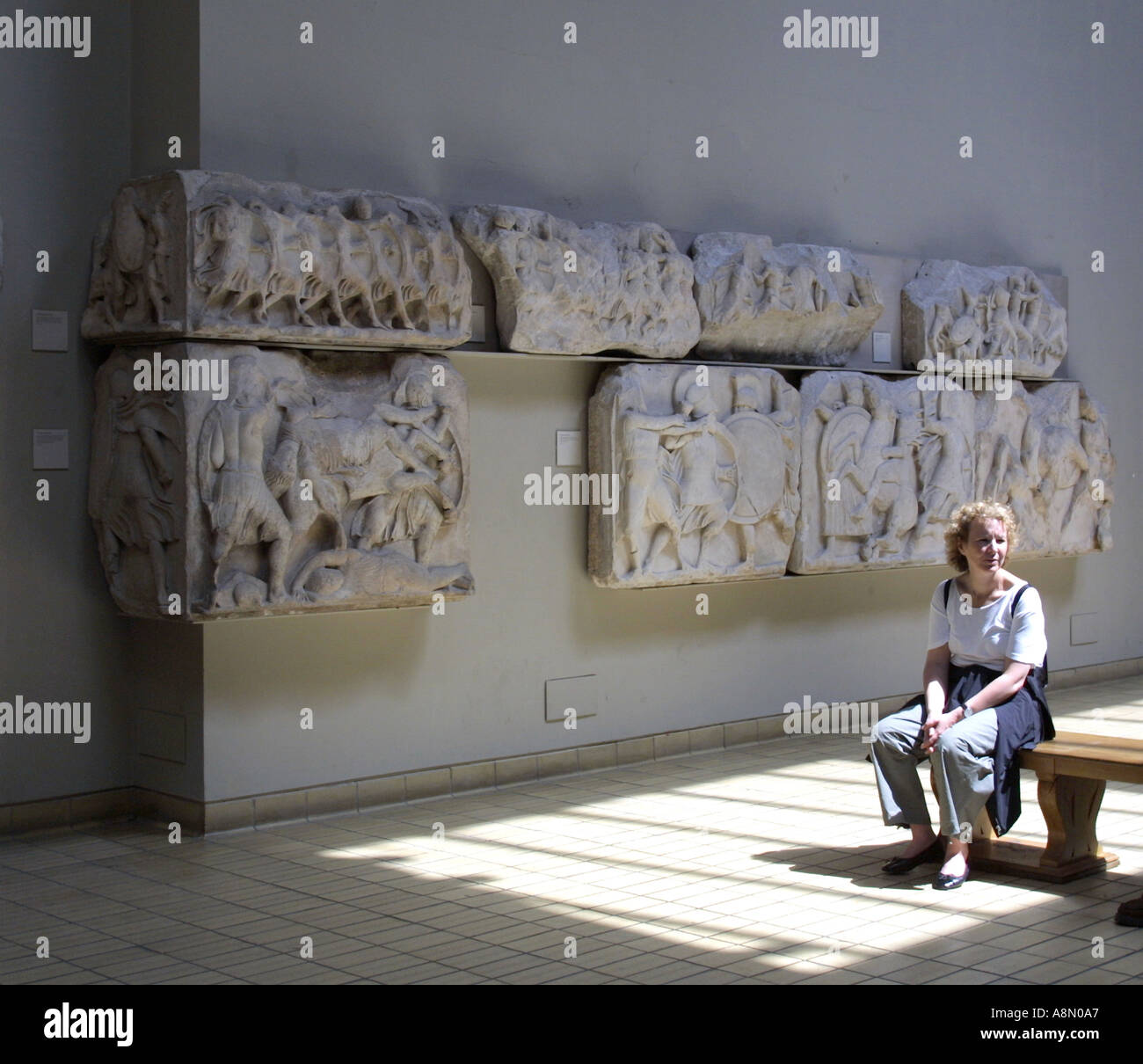 Touristen, die Ruhe nahe Elgin Marbles British Museum Stockfoto