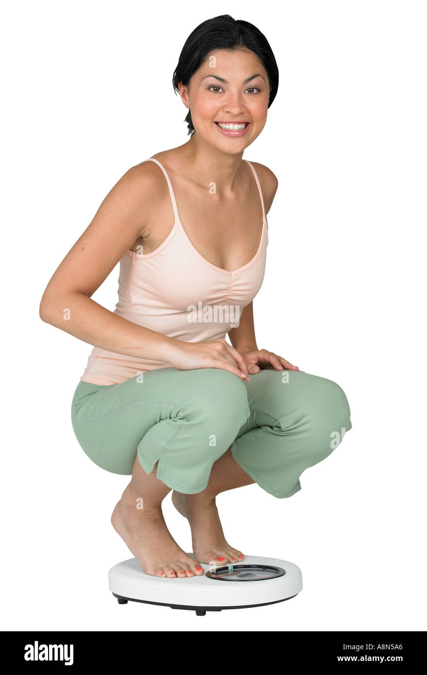 Eine Frau mit einem Gewicht von selbst auf einer Skala Stockfoto