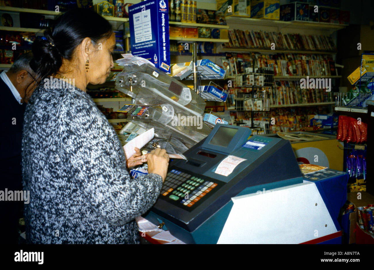 Nationale Lotterie OMR Optical Mark Recognition Maschine In Zeitschriftenläden lesen Lottery Ticket Asiatin Cheam Surrey Stockfoto