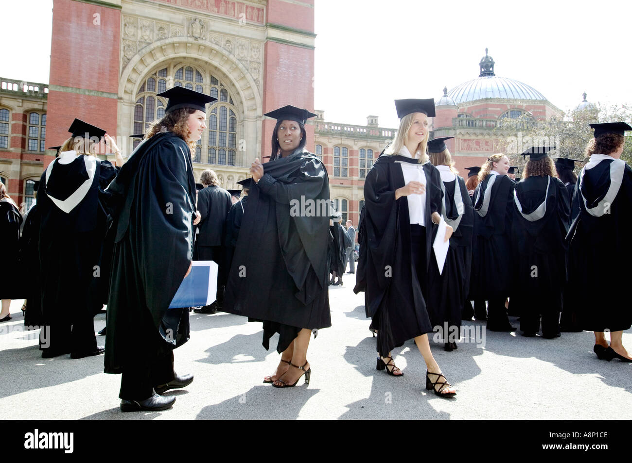 Absolventinnen und Absolventen vor der Aula nach einer Abschluss-Zeremonie an der University of Birmingham UK Stockfoto