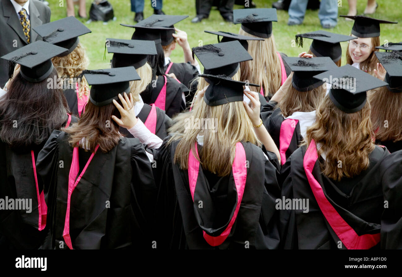 Absolventinnen und Absolventen warten, um nach einer Abschluss-Zeremonie an der University of Birmingham UK fotografiert werden Stockfoto