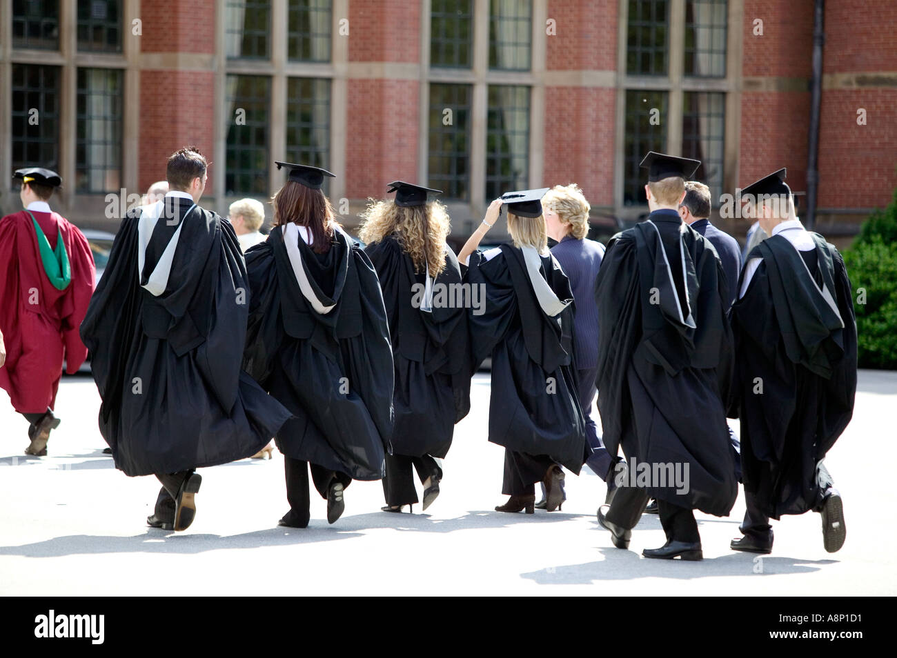 Absolventinnen und Absolventen finden ihren Weg in die große Halle für eine Abschluss-Zeremonie an der University of Birmingham UK Stockfoto