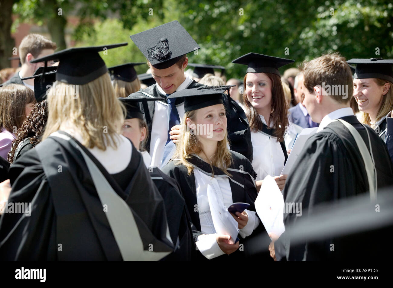 Absolventinnen und Absolventen montieren vor einem Abschluss Zeremonie an der University of Birmingham UK Stockfoto