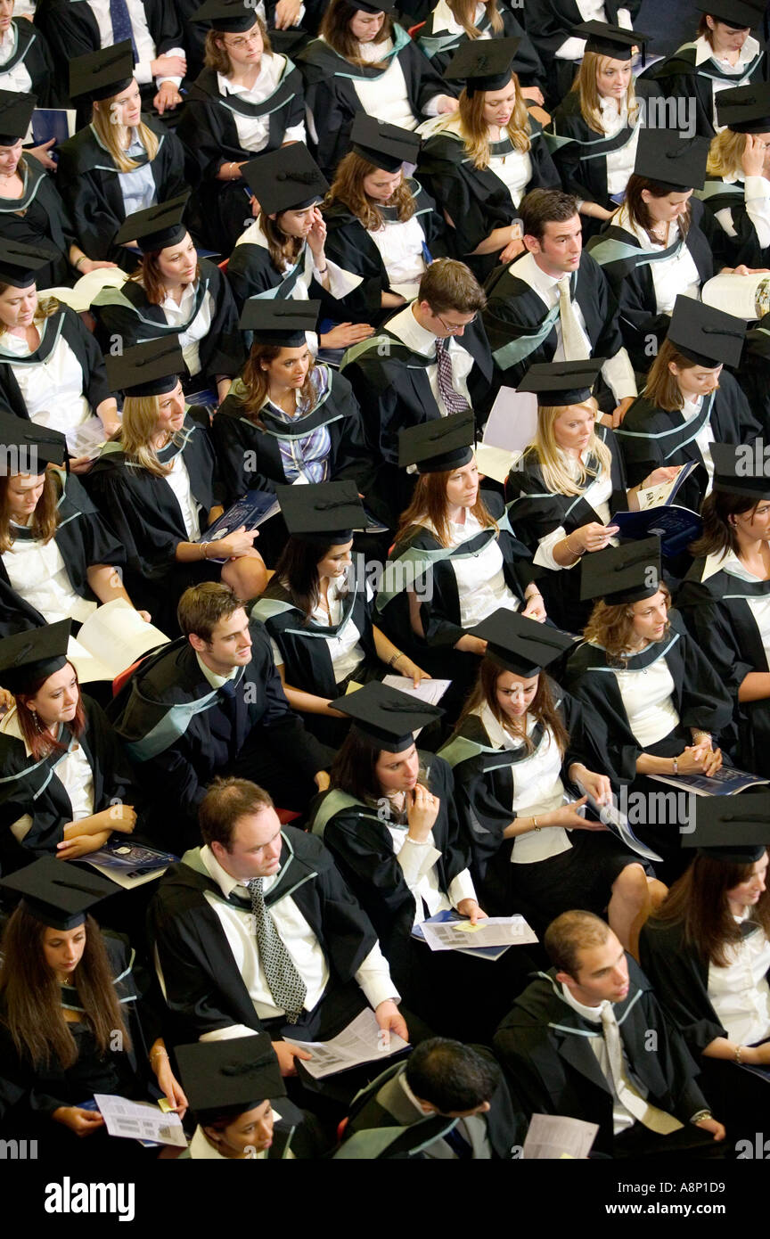 Absolventinnen und Absolventen in der Aula an der University of Birmingham UK für eine Abschluss-Zeremonie Stockfoto