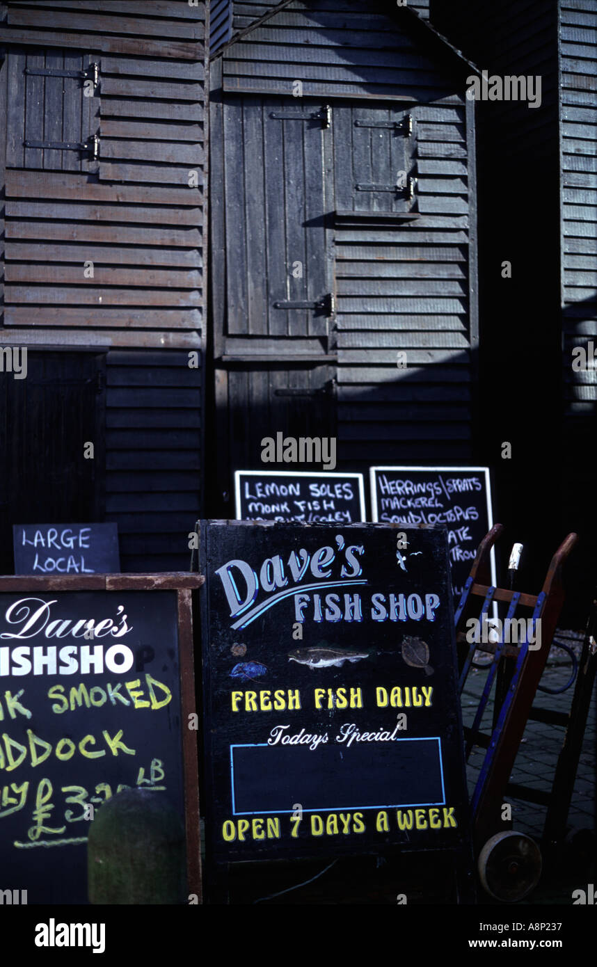 Frischfisch-Schilder mit den traditionellen Fishermans Hütten im Hintergrund in der alten Stadt Hastings East Sussex Fishermans m Stockfoto