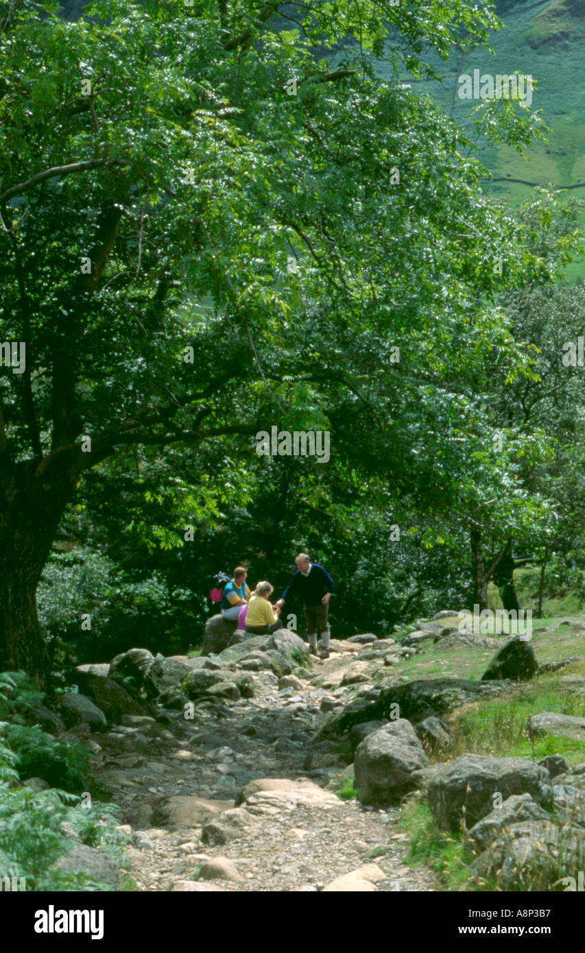 Wanderer auf dem Fußweg, scheut Tarn aus Great Langdale, Nationalpark Lake District, Cumbria, England, UK. Stockfoto