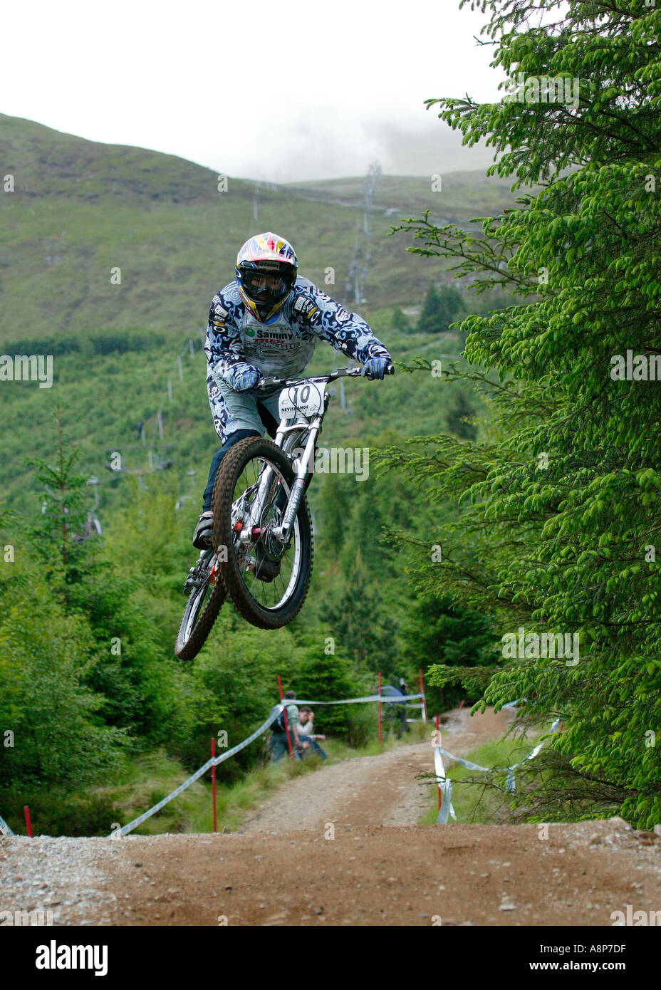 Mountain-Bike-Fahrer im Wettbewerb mit UCI Weltmeisterschaft Fort William Schottland 2004 Stockfoto